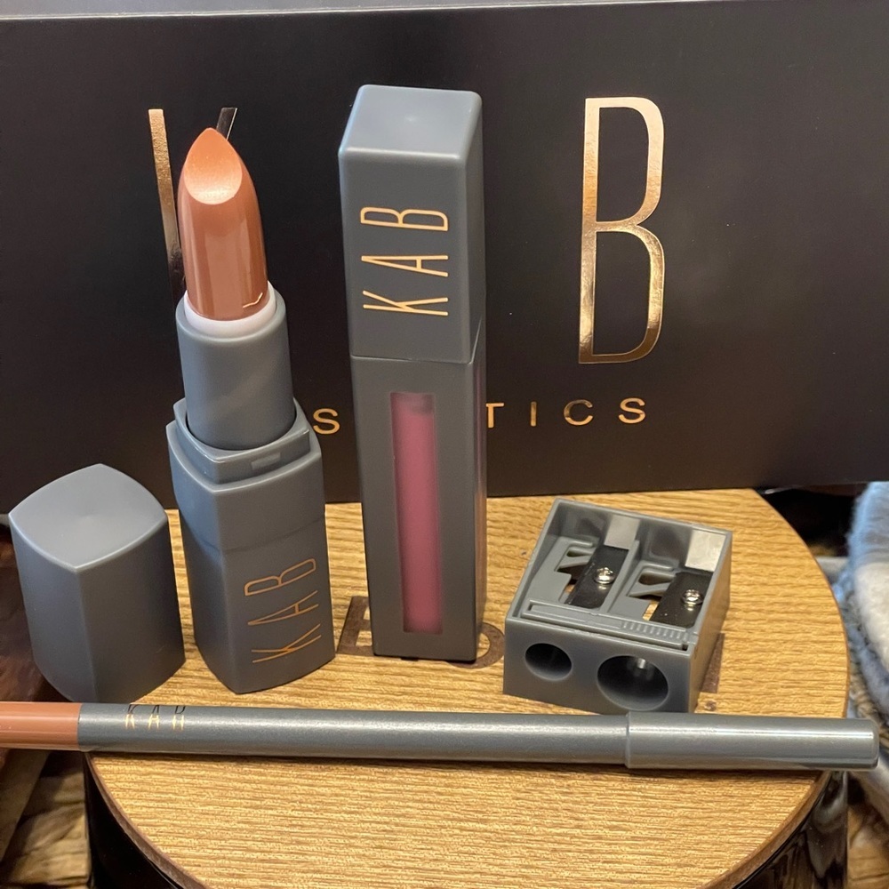 KAB Cosmetics Lip Kit In JUST 4U